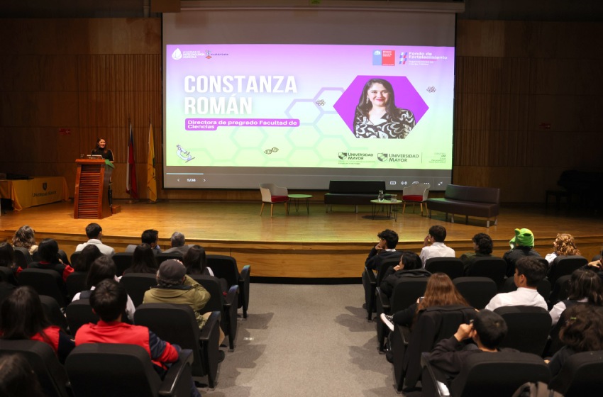 Escuela de Biotecnología realizó encuentro de intercambio científico con más de cien escolares