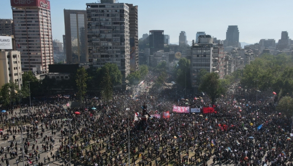 Enojo y entusiasmo: las emociones que más intensamente sintieron en Chile desde el estallido social