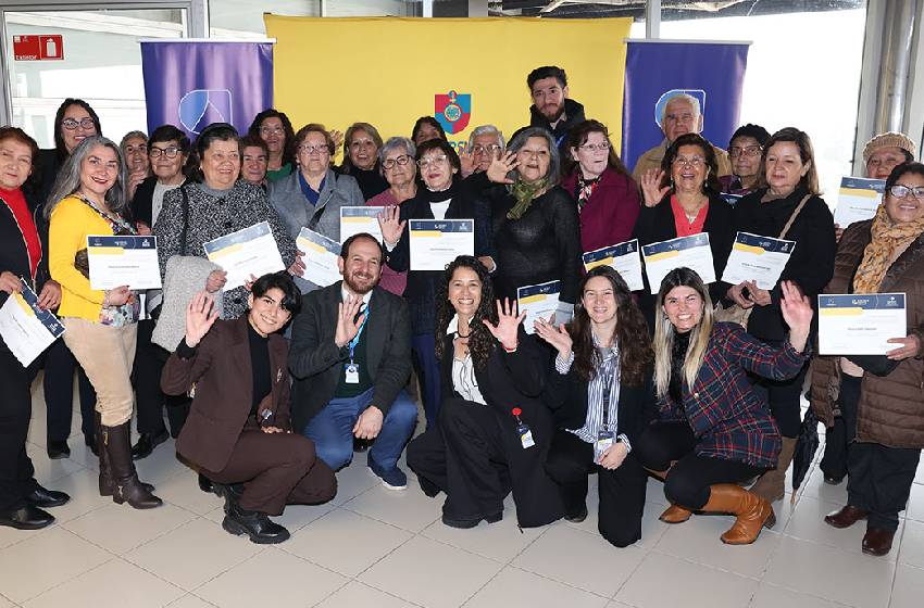Escuela Digital UM capacitó a 25 adultos mayores de la comuna de Huechuraba