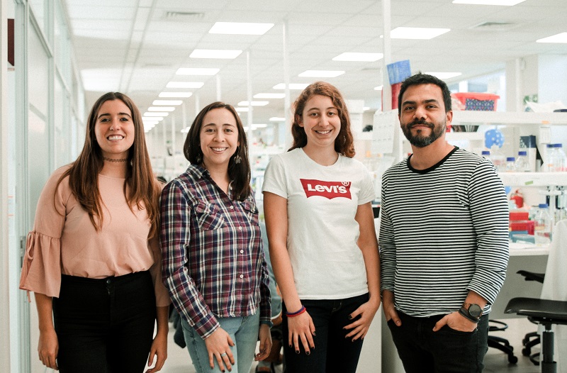 El Dr. Diego Rojas Rivera junto a su equipo de trabajo.