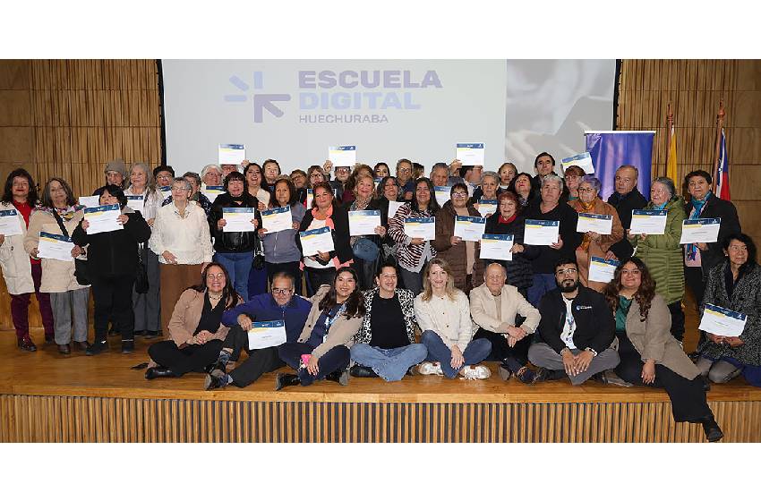 Escuela Digital U. Mayor certificó a adultos mayores de Huechuraba en alfabetización digital