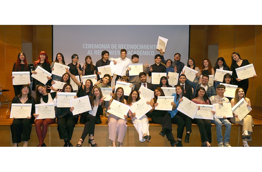 Estudiantes de Santiago recibieron su reconocimiento al mejor Rendimiento Académico 2024 de sus carreras