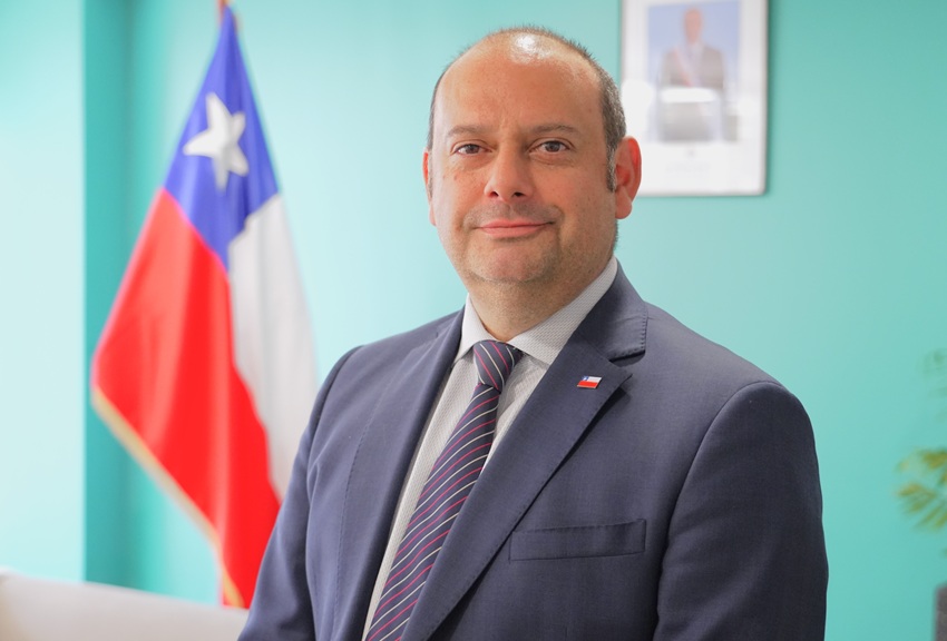 Alumni U. Mayor asume como director nacional de CONADI