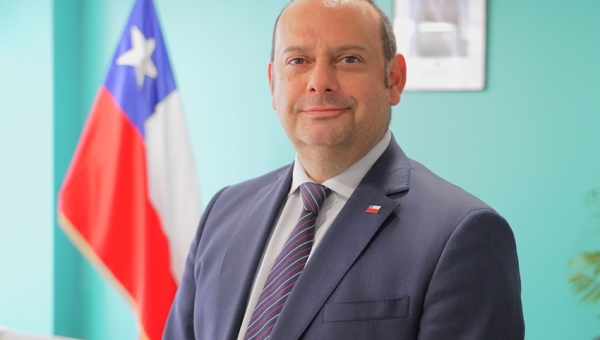 Alumni U. Mayor asume como director nacional de CONADI