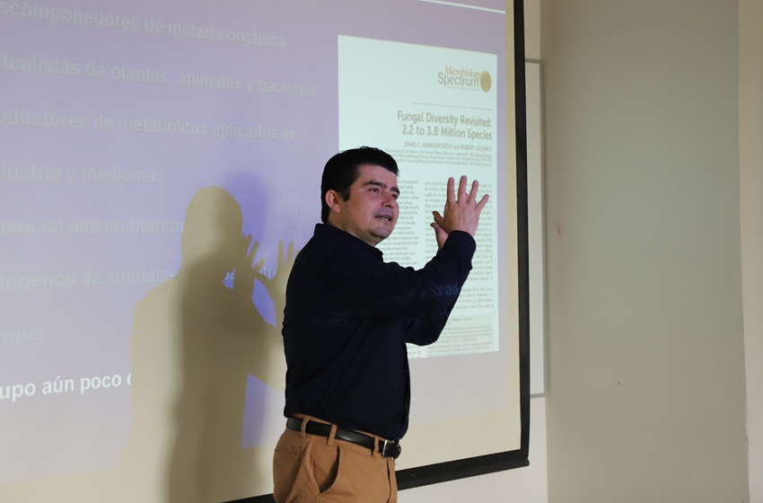 Investigador abordó nuevas especies fúngicas en Ciclo de Seminarios CReAM