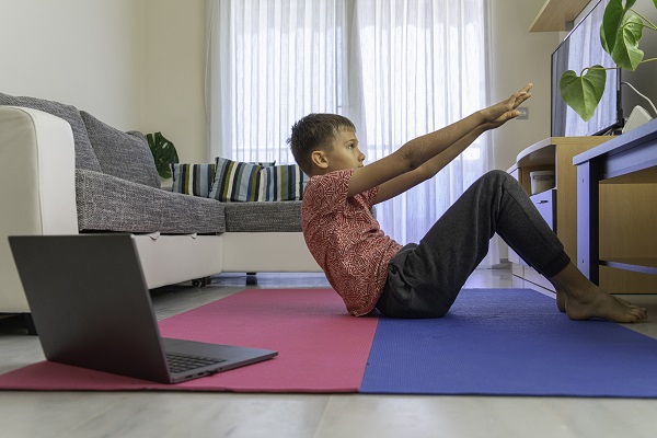 KINESIOLOGÍA//Experta aconseja cómo mantener activos a niños y niñas durante el confinamiento