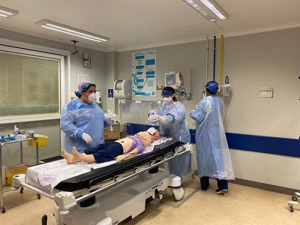 PANDEMIA//Universidad Mayor colabora en capacitación a personal médico de reconocida clínica en Temuco