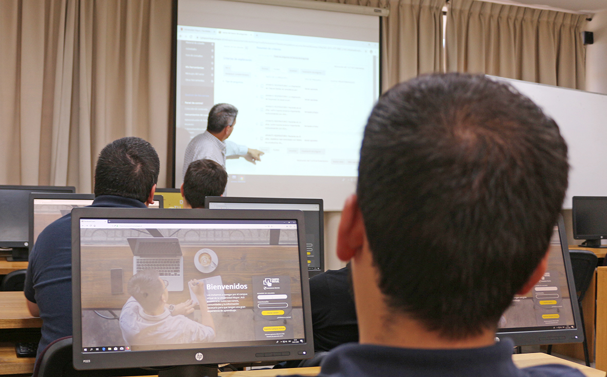 PLATAFORMA//Capacitan a académicos de la sede Temuco en el uso de herramientas tecnológicas educativas