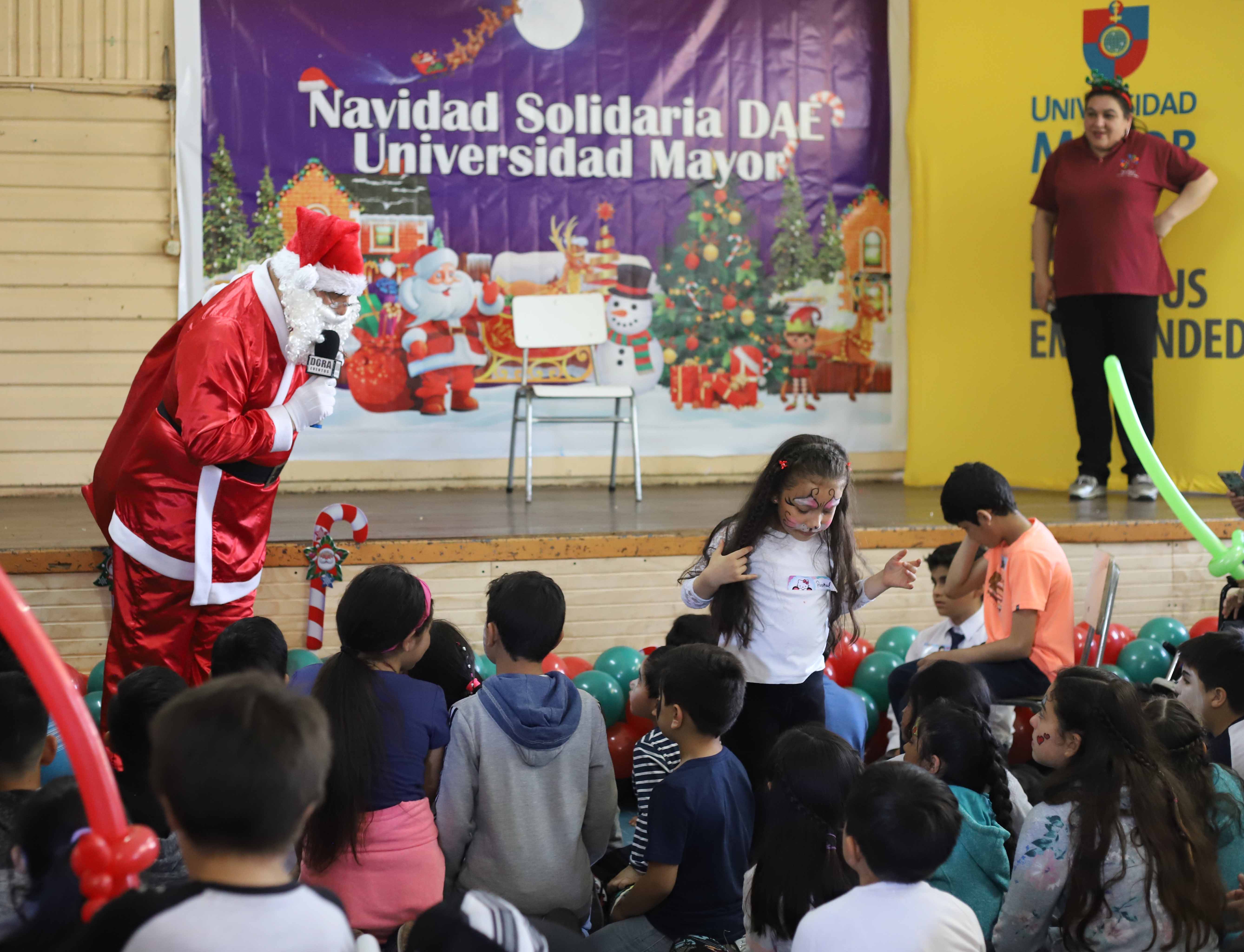 NAVIDAD//Niños del Cecosam de Temuco disfrutaron de la Navidad Solidaria de la Universidad Mayor