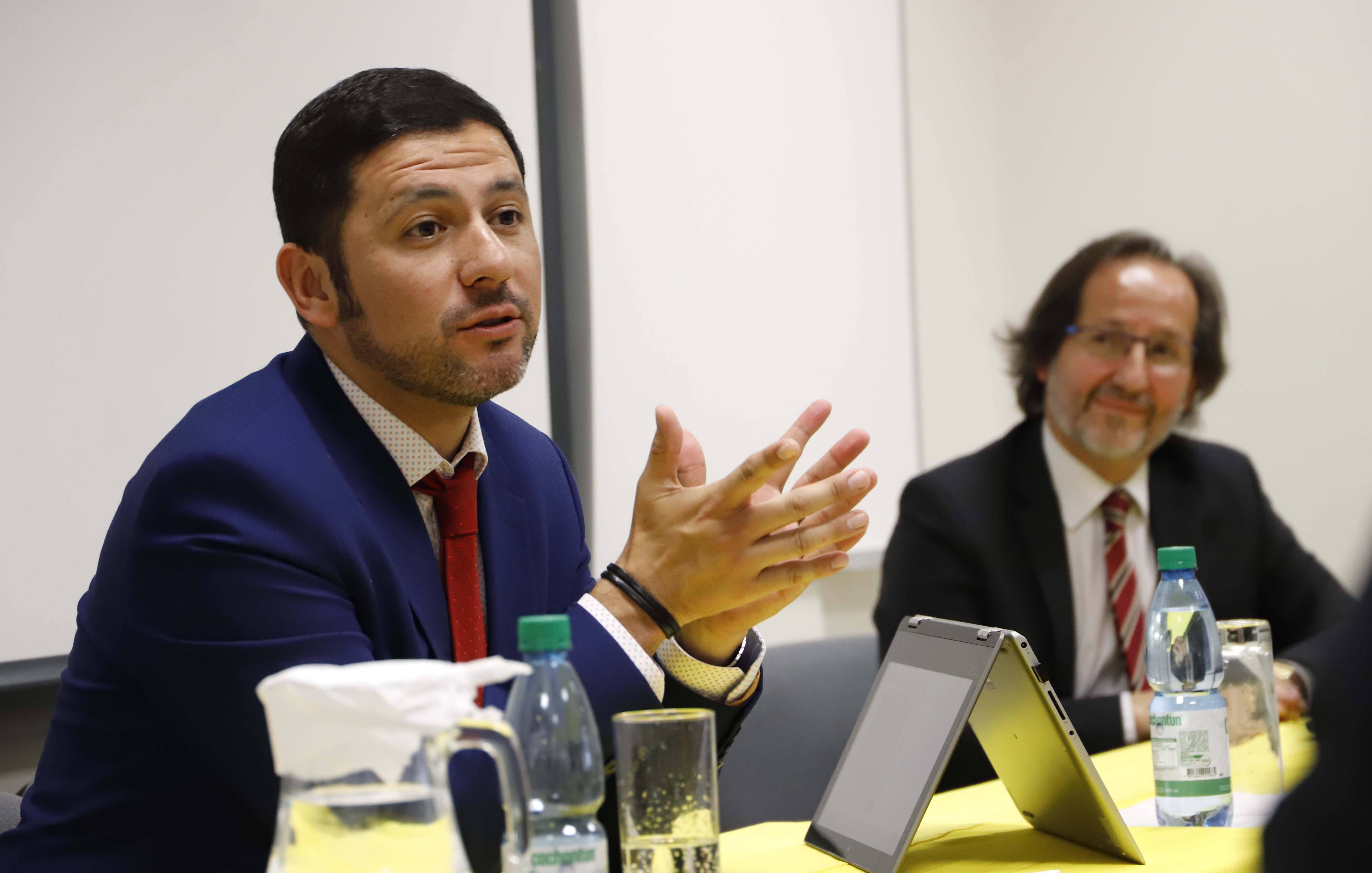 CONVERSATORIO//Docente U. Mayor entregó claves del proceso constituyente chileno en conversatorio en la Sede Temuco