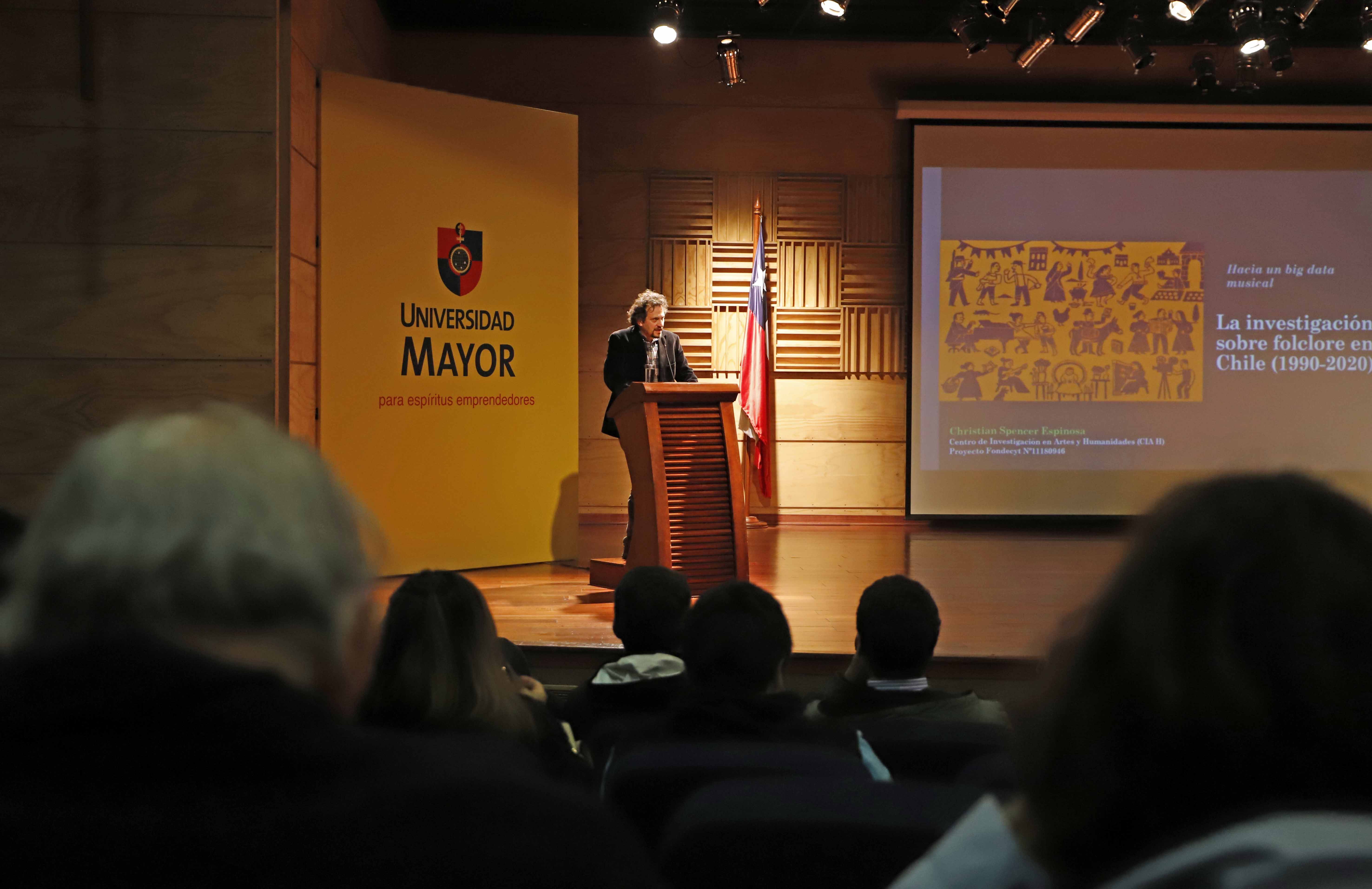INVESTIGACIÓN//Cátedra del Futuro: experto derriba mitos sobre el folclore en Chile
