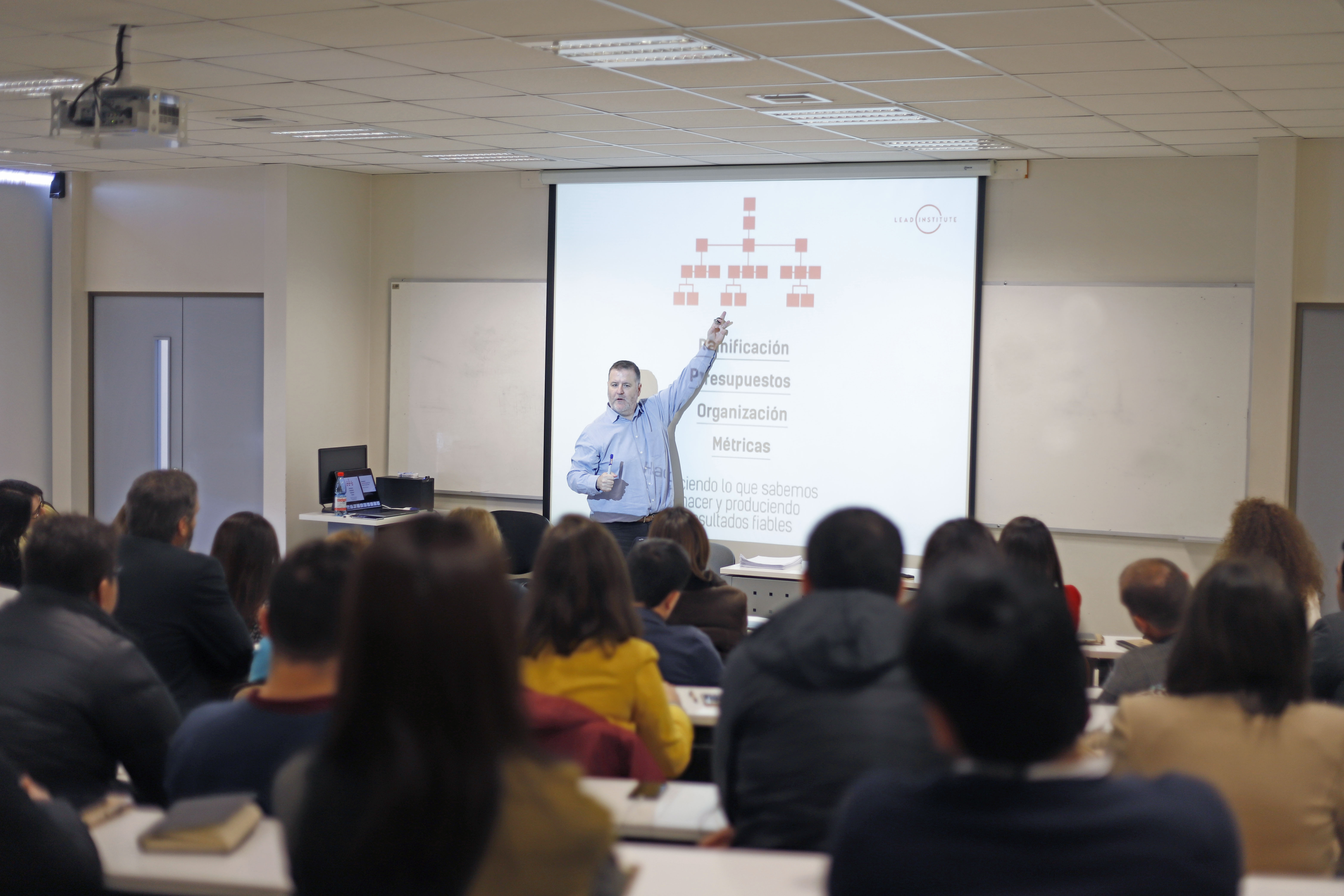 CAPACITACIÓN//Experto entrega claves a directivos y jefaturas de la Sede Temuco para lograr un “Liderazgo Redárquico”