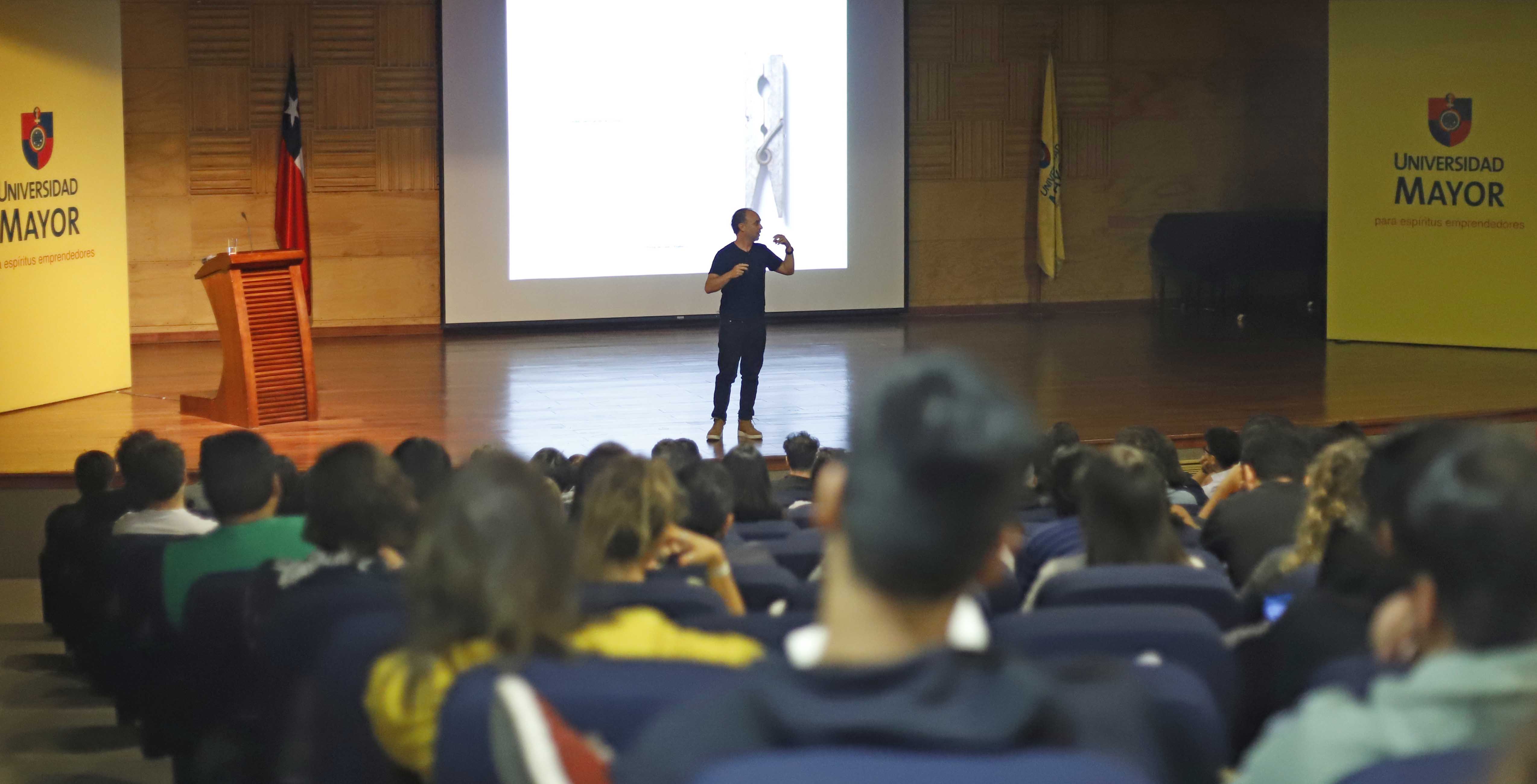 ESTUDIANTES//Premiado arquitecto nacional fue parte del lanzamiento del Concurso Escuela de la U. Mayor