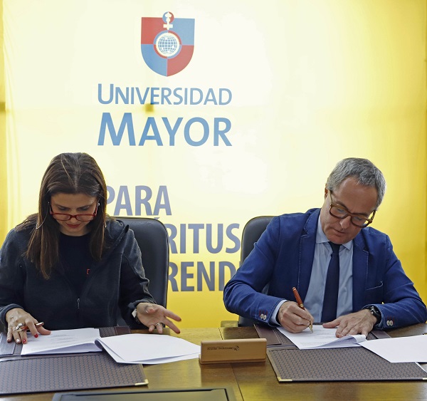 COMPROMISO//Universidad Mayor y Desafío Levantemos Chile firman convenio de colaboración