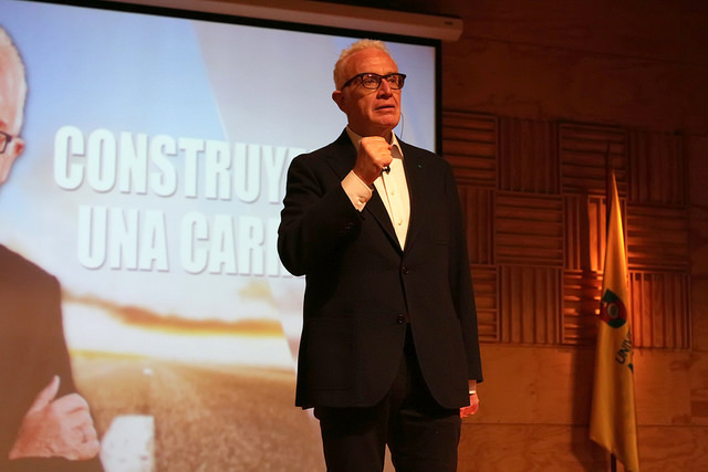 CHARLA//Pedro Carcuro relató su experiencia profesional en la Universidad Mayor