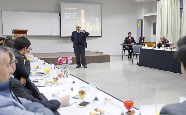 DESARROLLO//Estudiantes y empresarios debatieron sobre economía regional
