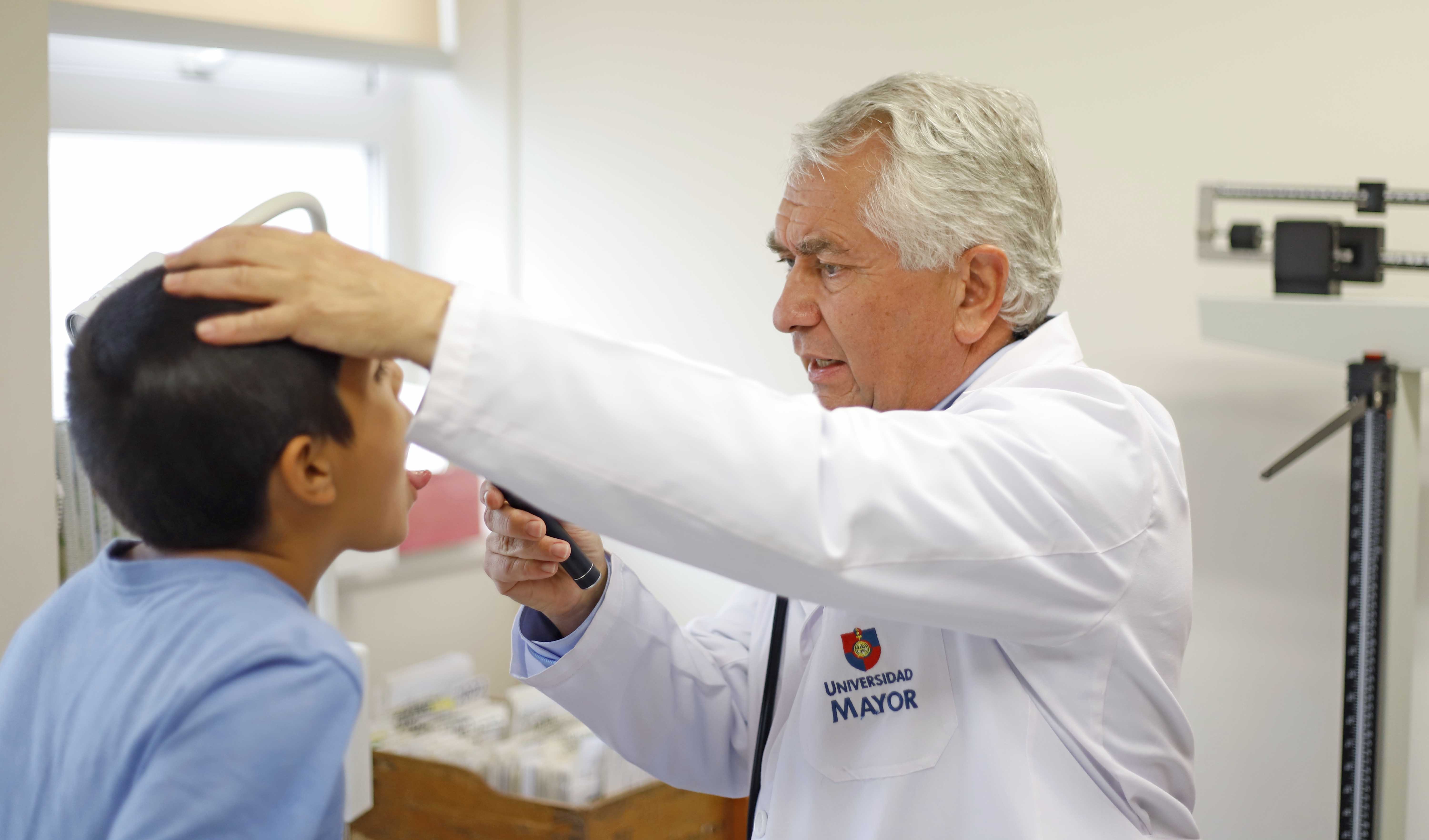 COMPROMISO//Decano de la Facultad de Ciencias participó de operativo de salud en La Araucanía