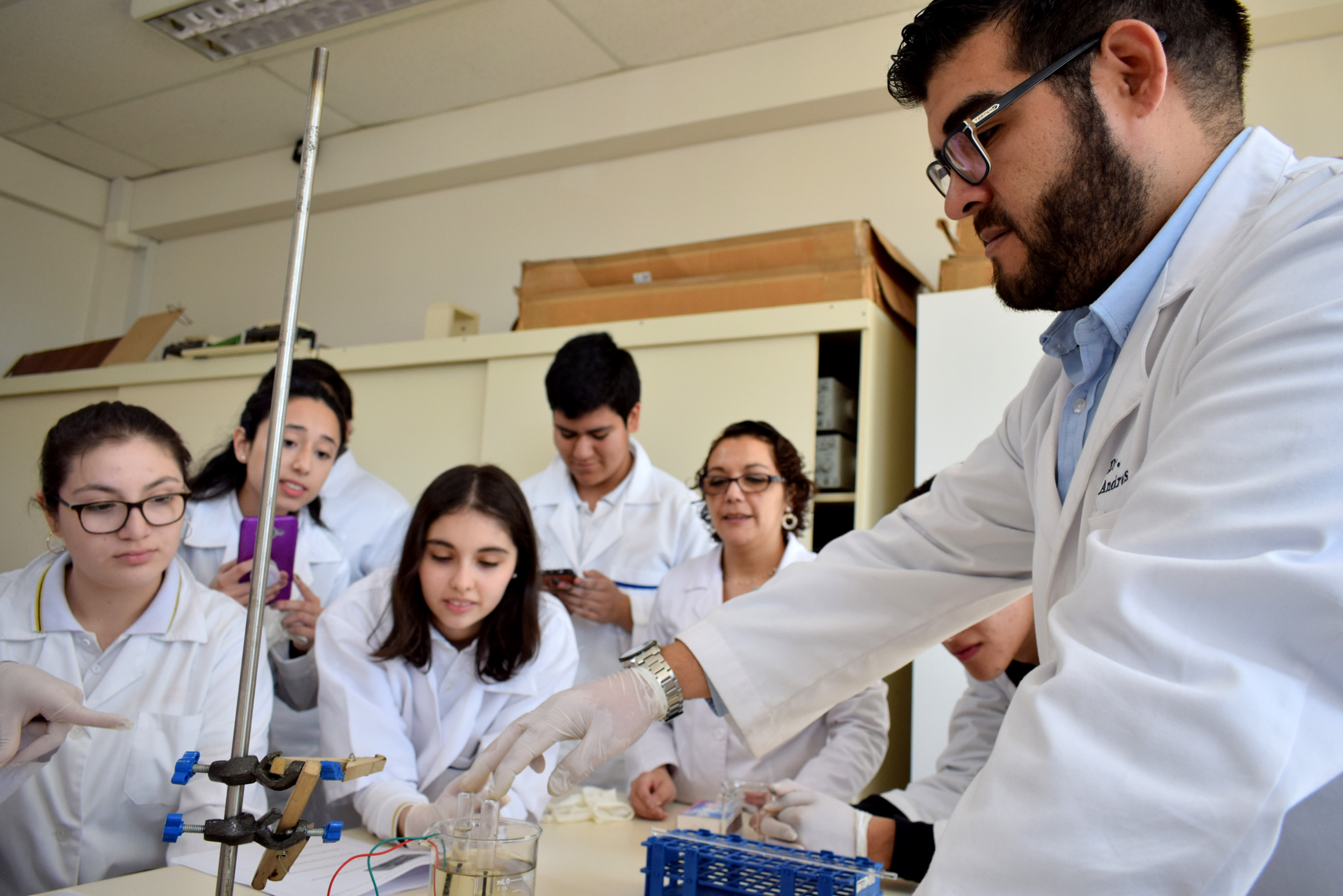 TALLER//Estudiantes de Temuco conocen la magia de la Electroquímica