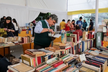 ARTE Y CULTURA// La Feria del Libro Usado de la U. Mayor retorna con 15 mil títulos, música y teatro