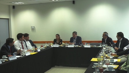 VINCULACIÓN// Docentes y alumnos de Ing. Civil Industrial compartieron desayuno con representantes de empresas