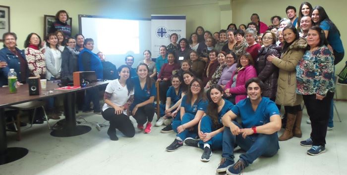 EXTENSIÓN//Alumnos de Kinesiología capacitaron a voluntarios de Fundación Caritas Chile