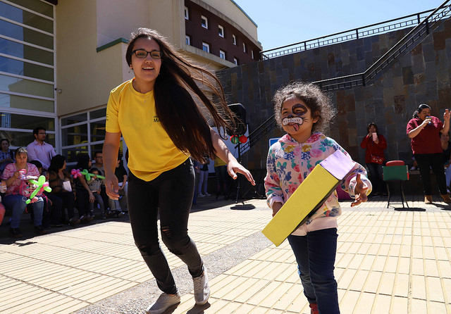 SOLIDARIDAD//Estudiantes de la U. Mayor Sede Temuco celebraron la navidad junto a niños del Cesfam Fundo El Carmen