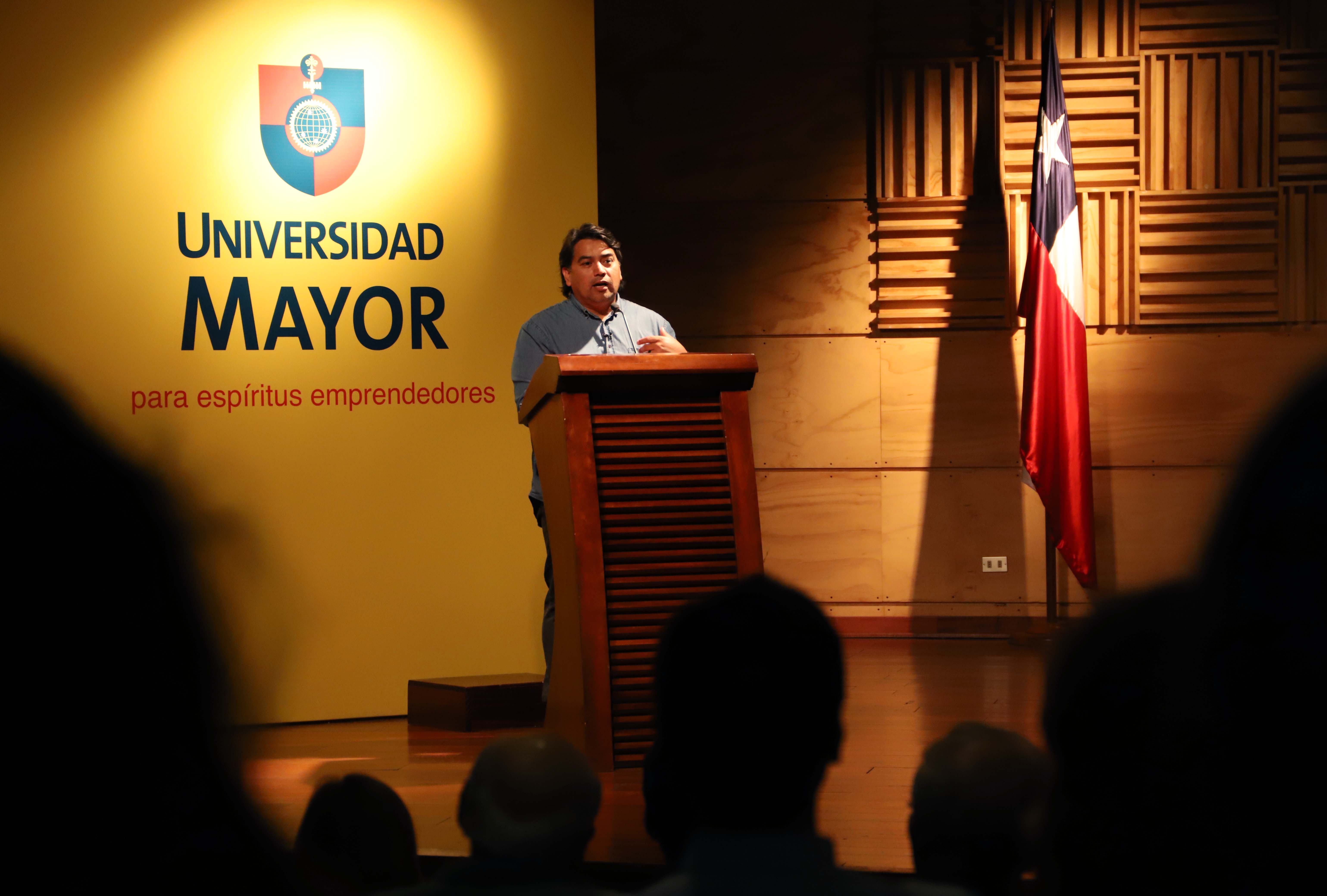 CULTURA//El escritor Pedro Cayuqueo inauguró la Duodécima Feria del Libro Usado de la Universidad Mayor