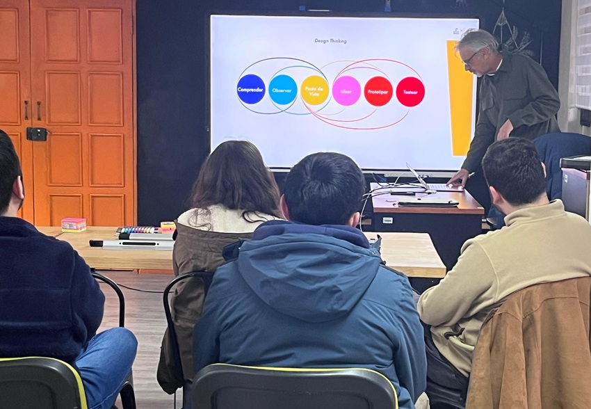 U. Mayor dictó taller D-School para funcionarios de la Municipalidad de Temuco