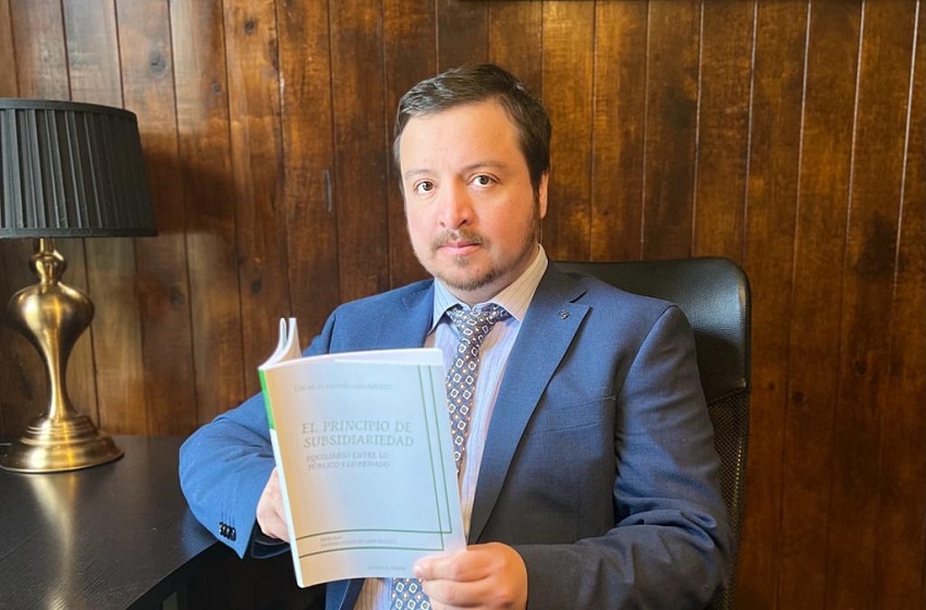 Libro de abogado U. Mayor forma parte de la biblioteca del Centro de Estudios de la Administración del Estado