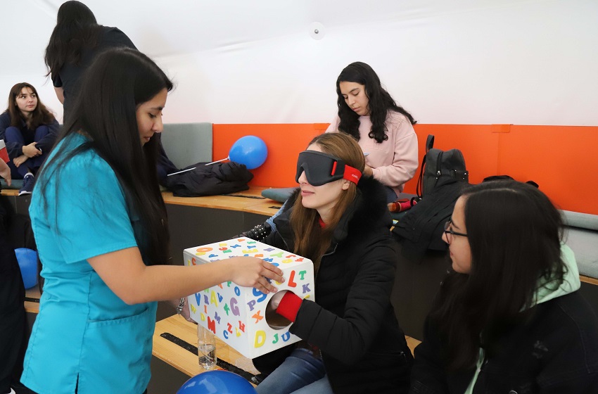 Estudiantes invitan a “pararse en los zapatos” de personas dentro del espectro autista