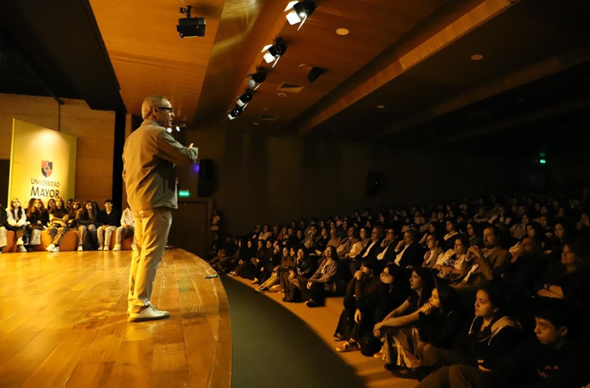 Nuevos estudiantes tuvieron su Bienvenida 2026 a la Universidad Mayor 