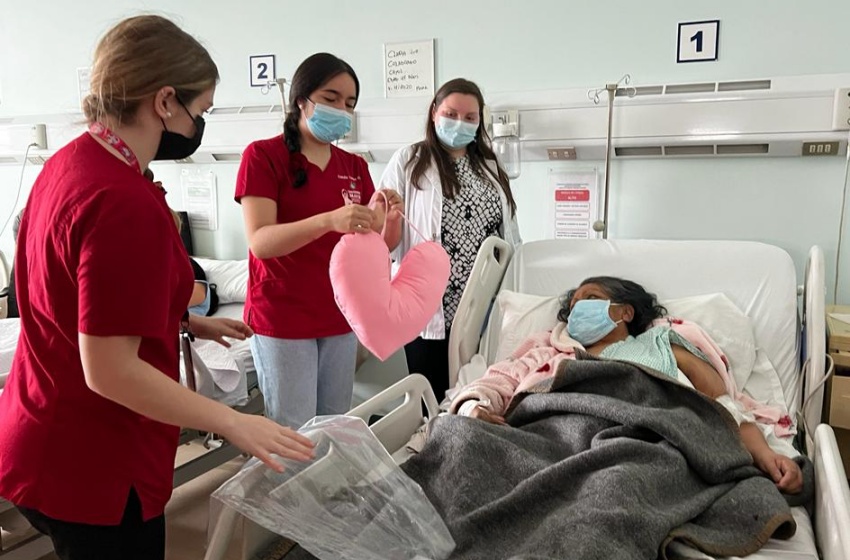Estudiantes de Obstetricia realizaron actividades para concientizar sobre el cáncer de mama