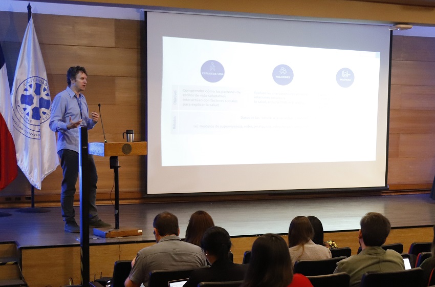 Decano Esteban Calvo participó en seminario de salud integral en Temuco