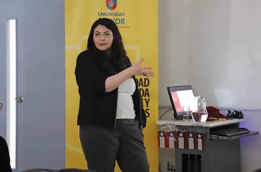 Estudiar el universo con sopaipillas: Académica expuso sobre astronomía y cosmología chilena
