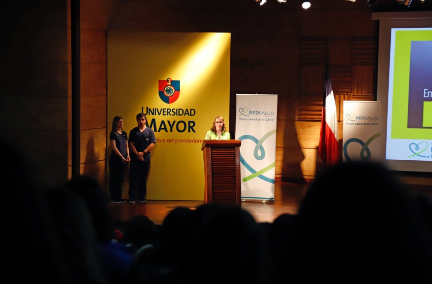 Carrera de Enfermería y Red Salud Mayor abordaron gestión del cuidado en exitosa jornada
