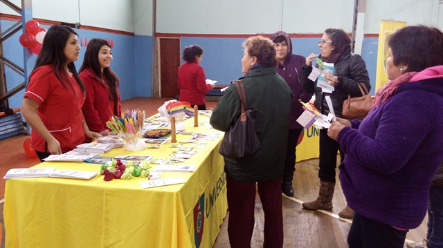 ESTUDIANTES// Alumnas de Obstetricia realizaron actividad de prevención en Puerto Saavedra