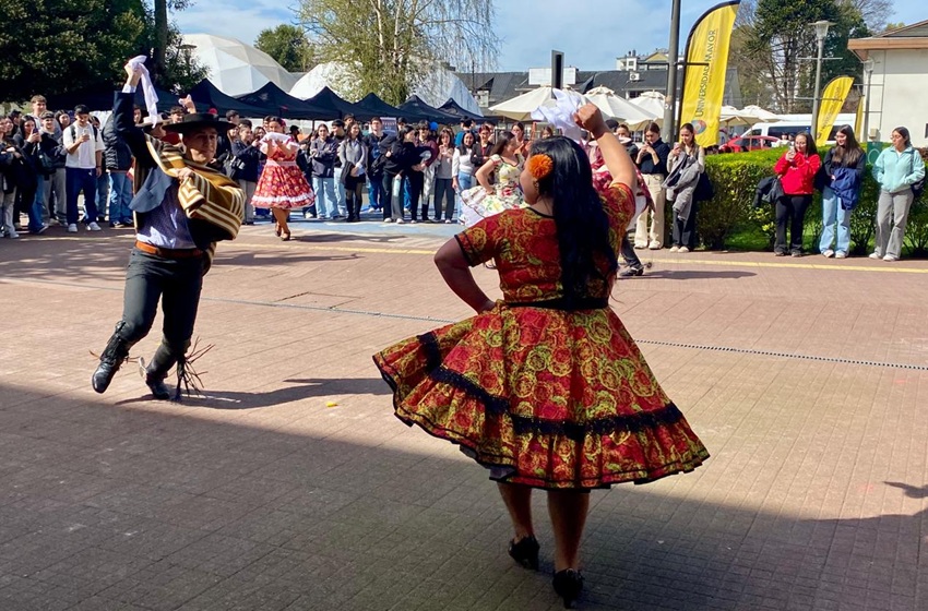 Estudiantes celebraron las Fiestas Patrias en la sede Temuco