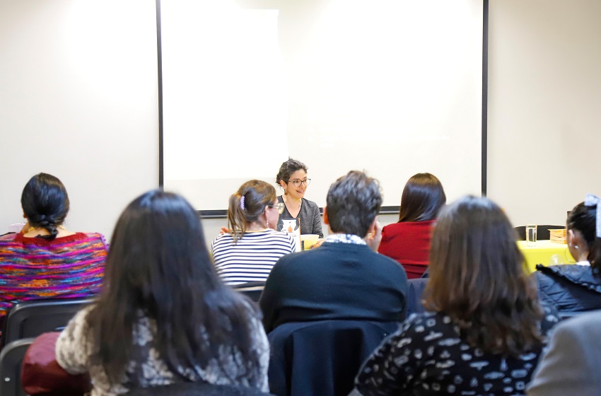 Libro sobre mujeres y cuidados del calor en el hogar fue presentado en la Universidad Mayor