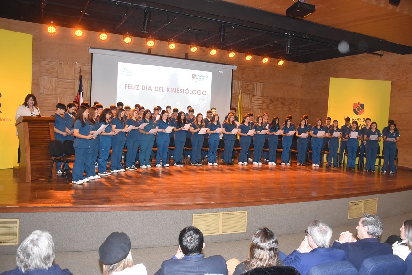 Carrera de Kinesiología realizó tradicional Ceremonia de Investidura