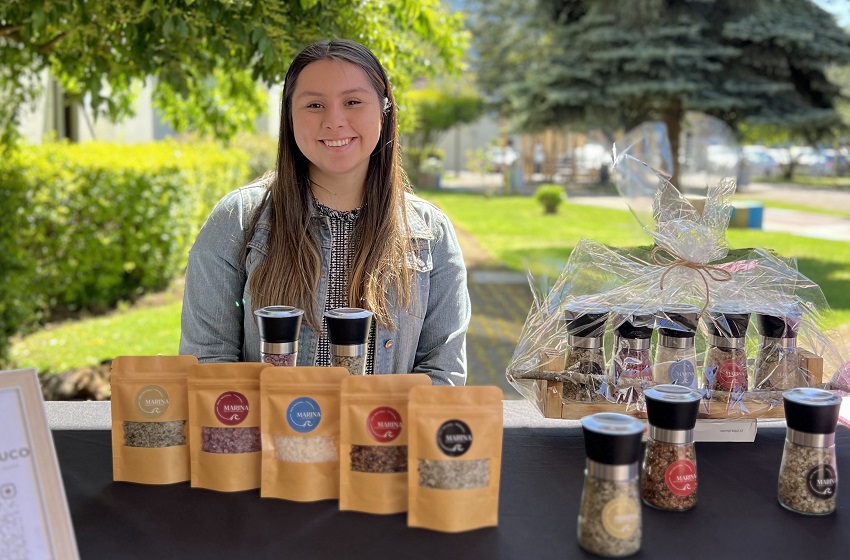 Futura enfermera presenta Marina, emprendimiento de sal de mar condimentada