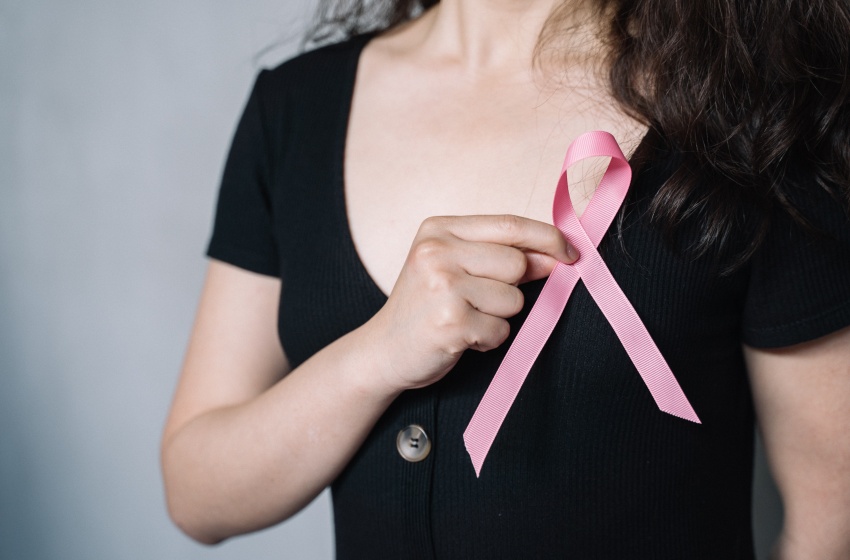 Con diversas actividades estudiantes de Obstetricia conmemoran mes mundial de prevención de cáncer de mama
