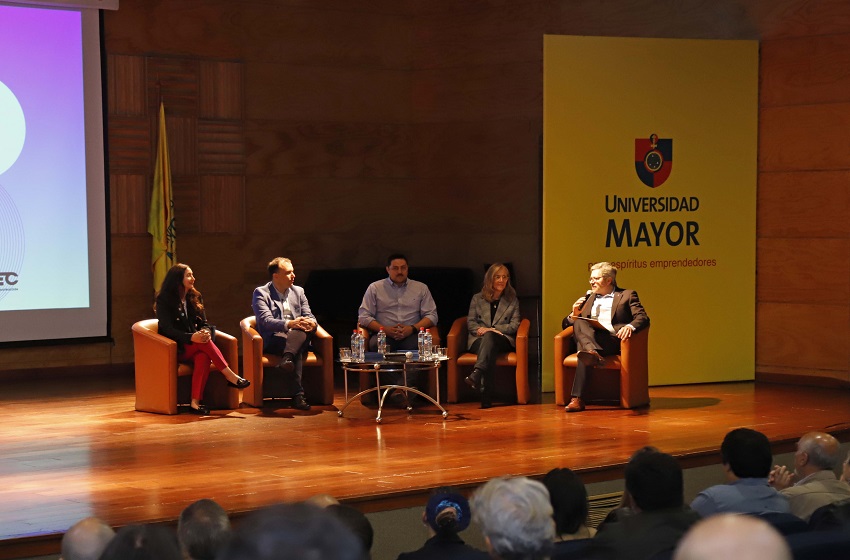 Representantes de la industria de la construcción abordaron desafíos del sector en la U. Mayor