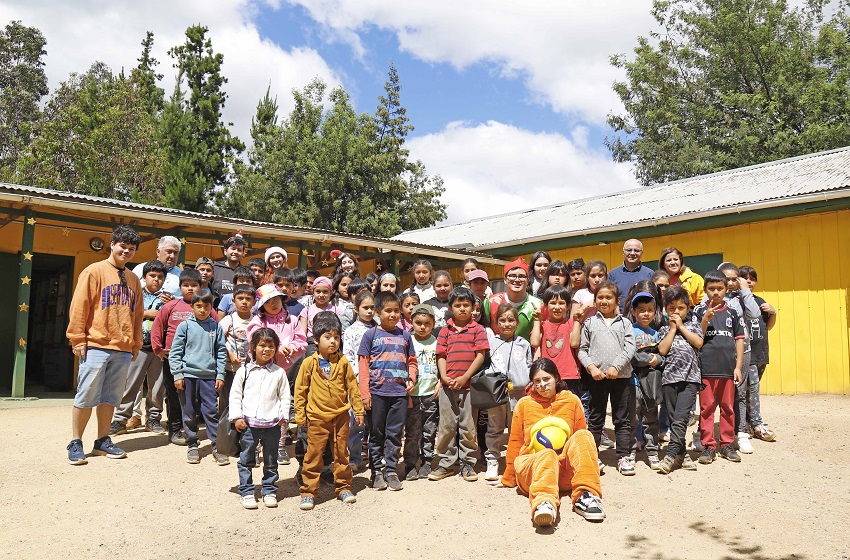 Estudiantes de la sede Temuco llevaron la Navidad hasta el sector Loncoche Plom de Padre Las Casas