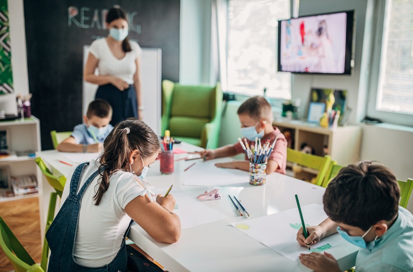 Enfermera entrega consejos para cuidar a niños tras el retorno a clases presenciales