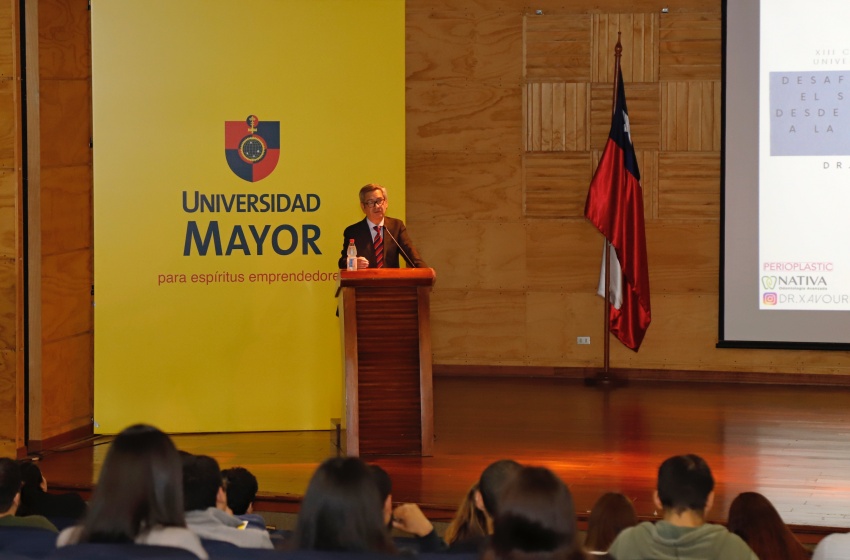 Odontología celebró 20 años en la sede Temuco con congreso de rehabilitación estética