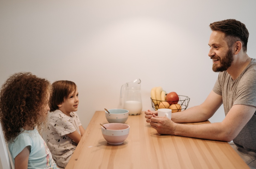 Fonoaudiólogo aborda la importancia de estimular el lenguaje en niños desde el hogar