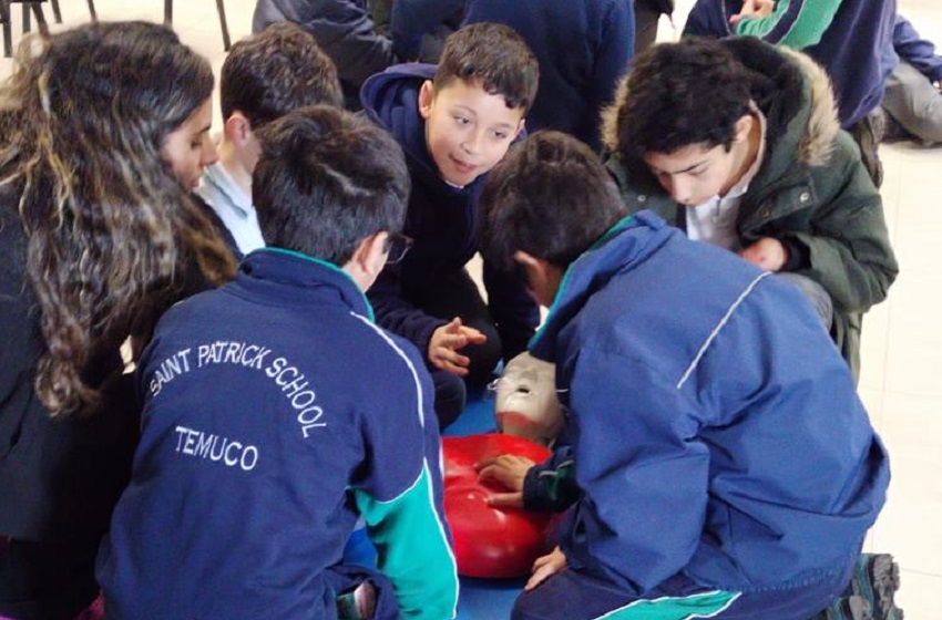 Escolares participaron en taller de RCP y Ovace en el Centro de Simulación Clínica