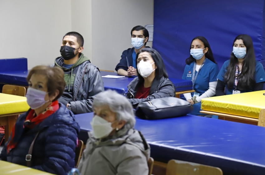Jornada interdisciplinaria: entregan consejos a cuidadores de usuarios de la Clínica Kinésica