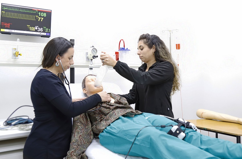 Capacitan a personal técnico del Centro de Simulación Clínica de la sede Temuco