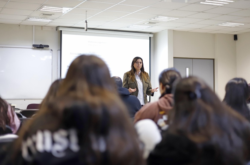 Verónica Pantoja abordó cómo investigar con enfoque desde la diversidad cognitiva